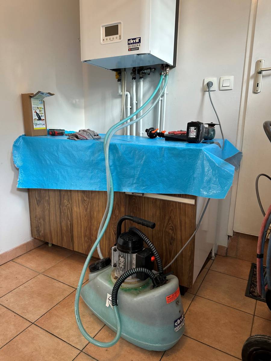 Détartrage d'une chaudière FRISQUET